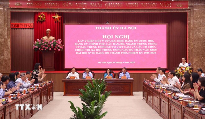 Conférence du Comité du Parti de Hanoï consacrée à la collecte d'avis sur les projets de documents soumis au 14ᵉ Congrès national du Parti. Photo: VNA