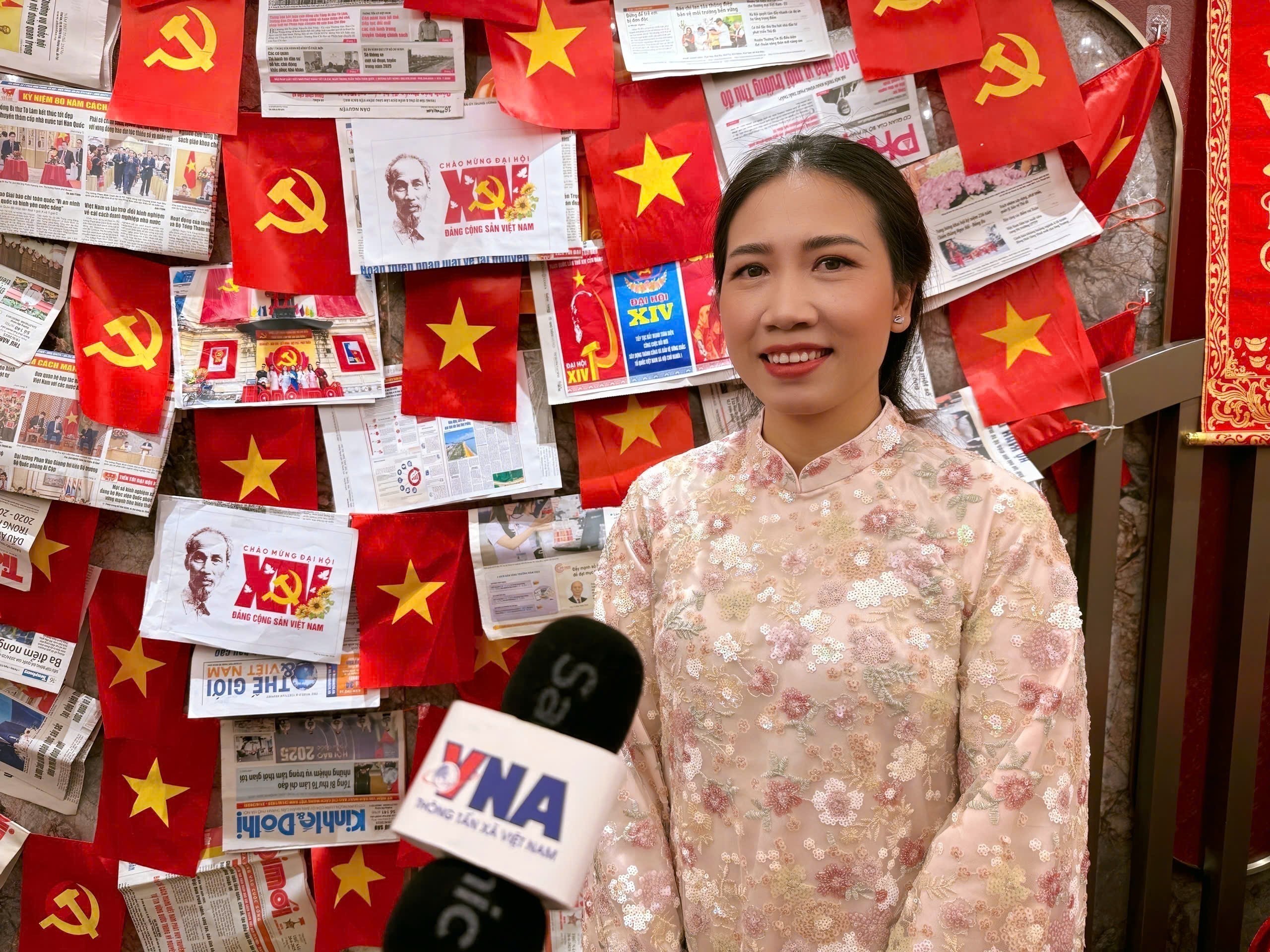 La docteure Nguyen Thi Khanh, chercheuse postdoctorale à l'Université chinoise de Hong Kong, répond à une interview de l’Agence vietnamienne d’information. Photo: VNA