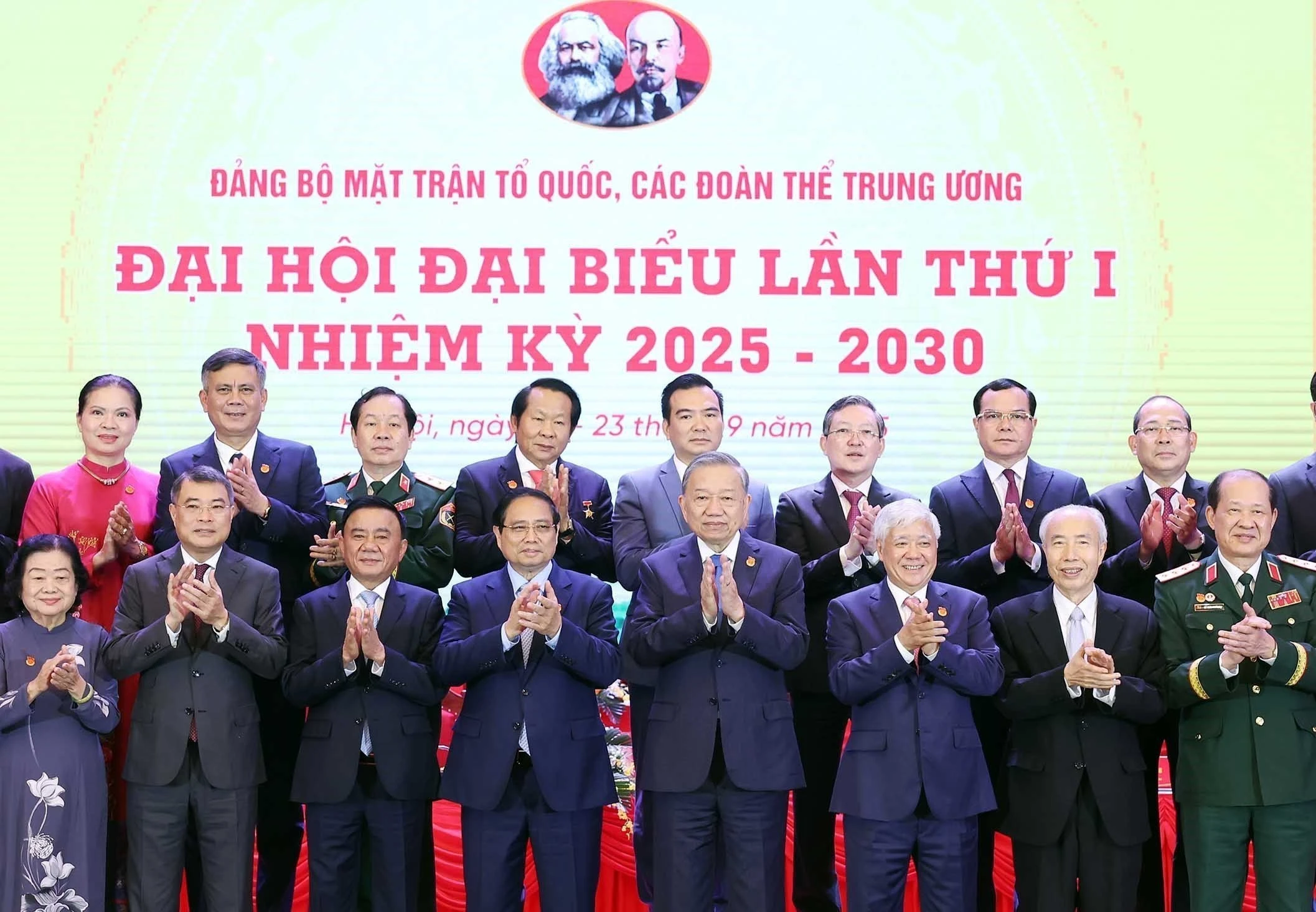 Le secrétaire général du Parti, Tô Lâm et le Premier ministre Pham Minh Chinh participent au premier Congrès du Comité du Parti du Front de la Patrie du Vietnam (FPV) et des organisations centrales de masse pour le mandat 2025-2030. Photo : VNA