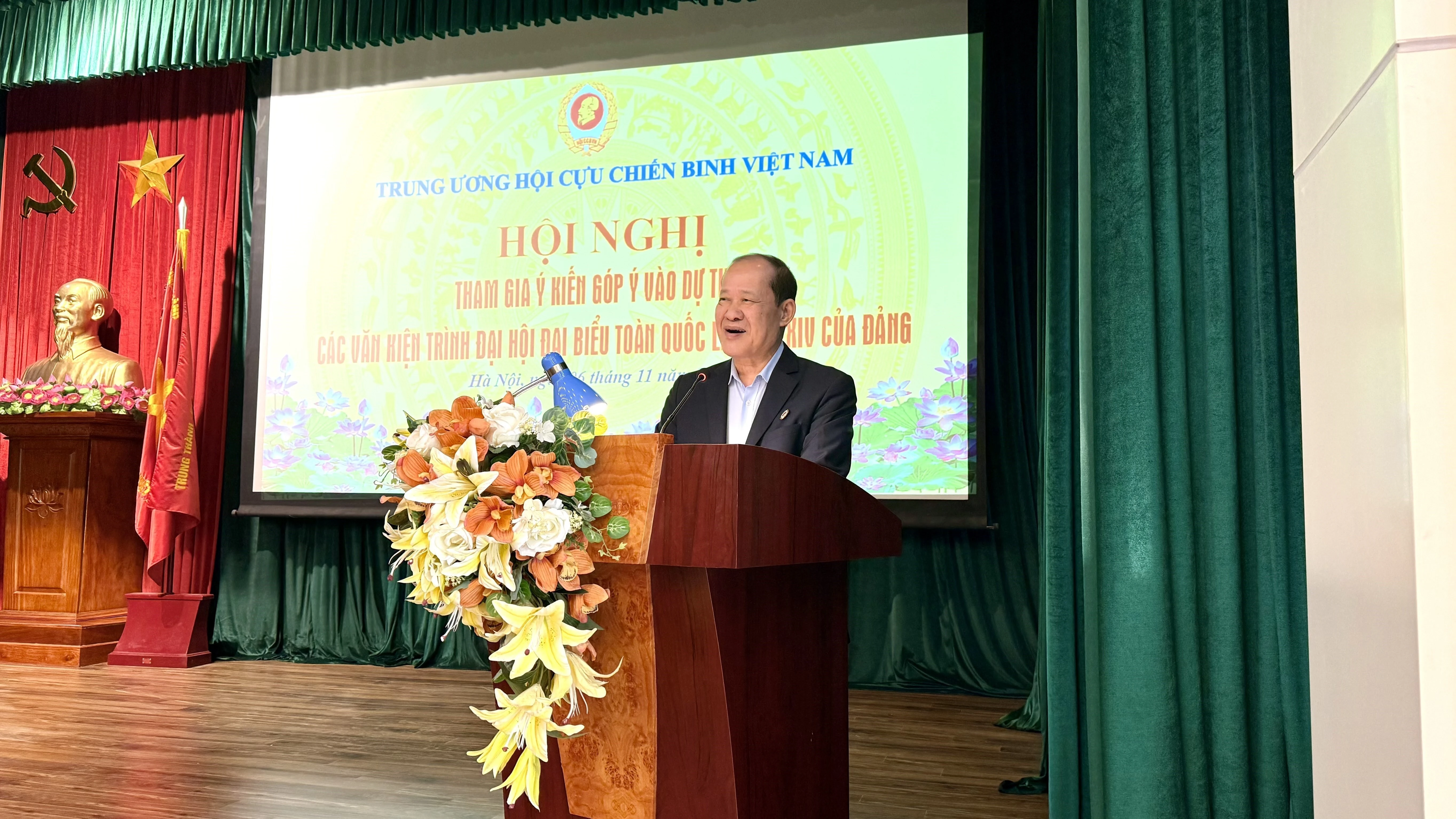 Le général de corps d’armée Bê Xuân Truong, vice-président du Comité central du Front de la Patrie du Vietnam et président de l’Association des vétérans vietnamiens, s’exprime lors de l’événement. Photo : VNA