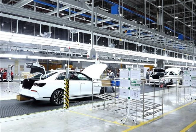 Des ouvriers travailent dans une usine automobile. Photo : VNA