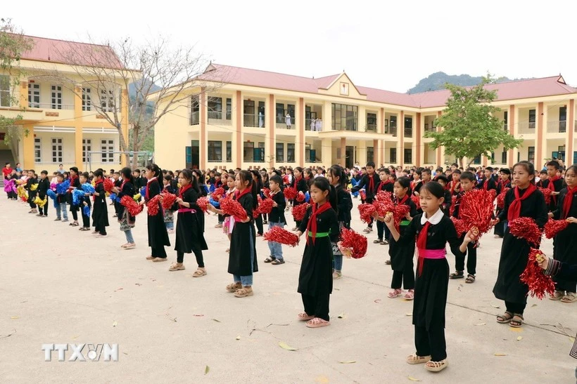 Les élèves du collège-internat des minorités ethniques de Linh Phu. Photo : VNA