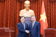 Le secrétaire général du Parti communiste du Vietnam et président de l’État, To Lam (droite) et l’ambassadeur sud-coréen, Choi Young Sam à Hanoï. Photo : VNA