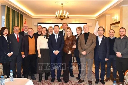 L'ambassadeur du Vietnam en Pologne, Ha Hoang Hai (au premier plan, cinquième en partant de la gauche), et d'autres participants à la conférence de presse du 15 janvier (Photo : VNA)