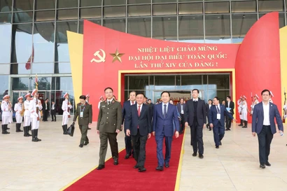 Tran Cam Tu, membre du Bureau politique, permanent du Secrétariat et chef du sous-comité chargé du service du 14ᵉ Congrès national du Parti, préside la répétition générale des travaux d’organisation et de service du Congrès. Photo: VNA