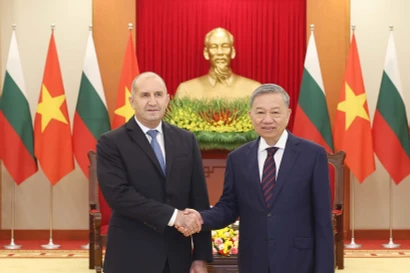 Le leader du PCV Tô Lâm (droite) et le président bulgare Roumen Radev. Photo: VNA