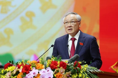 Nguyên Hoa Binh, membre du Bureau politique, secrétaire adjoint permanent du Comité du Parti du gouvernement et vice-Premier ministre permanent, présente un résumé du projet de rapport politique. Photo: VNA