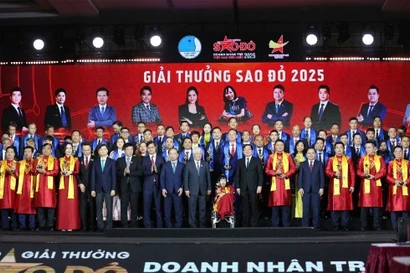 Les délégués et les lauréats prix Étoile rouge 2025. Photo: VNA