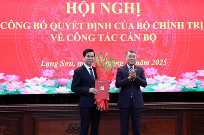 Hoang Quôc Khanh, nouveau secrétaire du Comité du Parti de la province de Lang Son (gauche). Photo: VNA