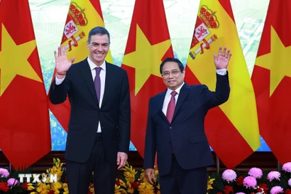 Le Premier ministre Pham Minh Chinh et son homologue espagnol Pedro Sánchez. Photo: VNA