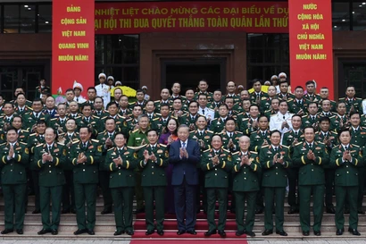 Le secrétaire général du Parti, Tô Lâm, également secrétaire de la Commission militaire centrale et les délégués lors du congrès. Photo: VNA.
