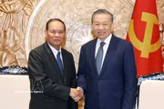 Le secrétaire général du Parti communiste du Vietnam (PCV) et président de la République, To Lam (à droite), reçoit Vilay Lakhamphong, membre du Bureau politique et permanent du Secrétariat du Comité central du Parti populaire révolutionnaire lao (PPRL). Photo : VNA