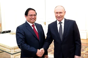 Le Premier ministre Pham Minh Chinh (gauche) et le président russe Vladimir Poutine. Photo: VNA 