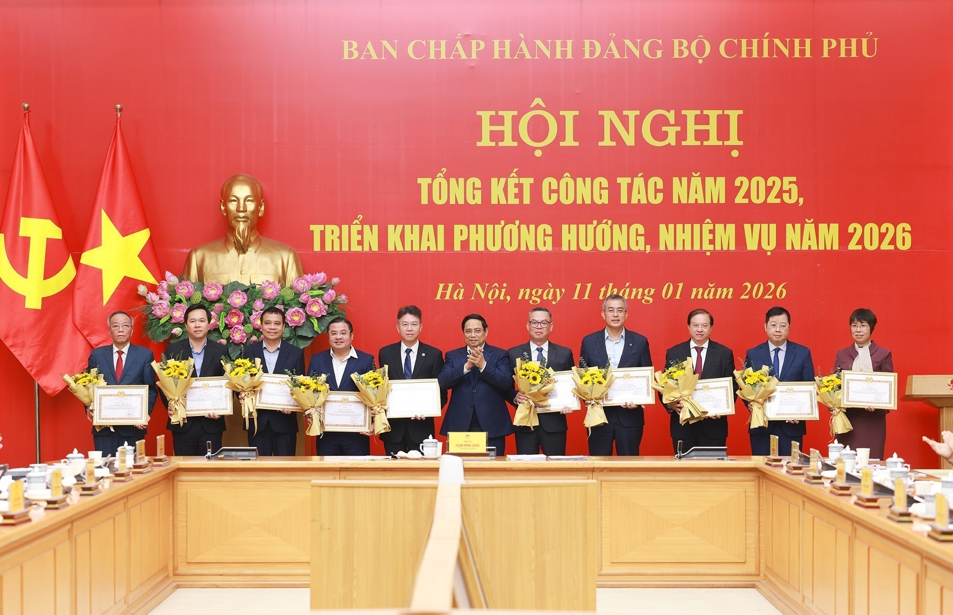 Le Premier ministre Pham Minh Chinh remet des certificats de mérite du Comité du Parti du gouvernement à des personnes ayant obtenu des résultats remarquables. Photo : VNA