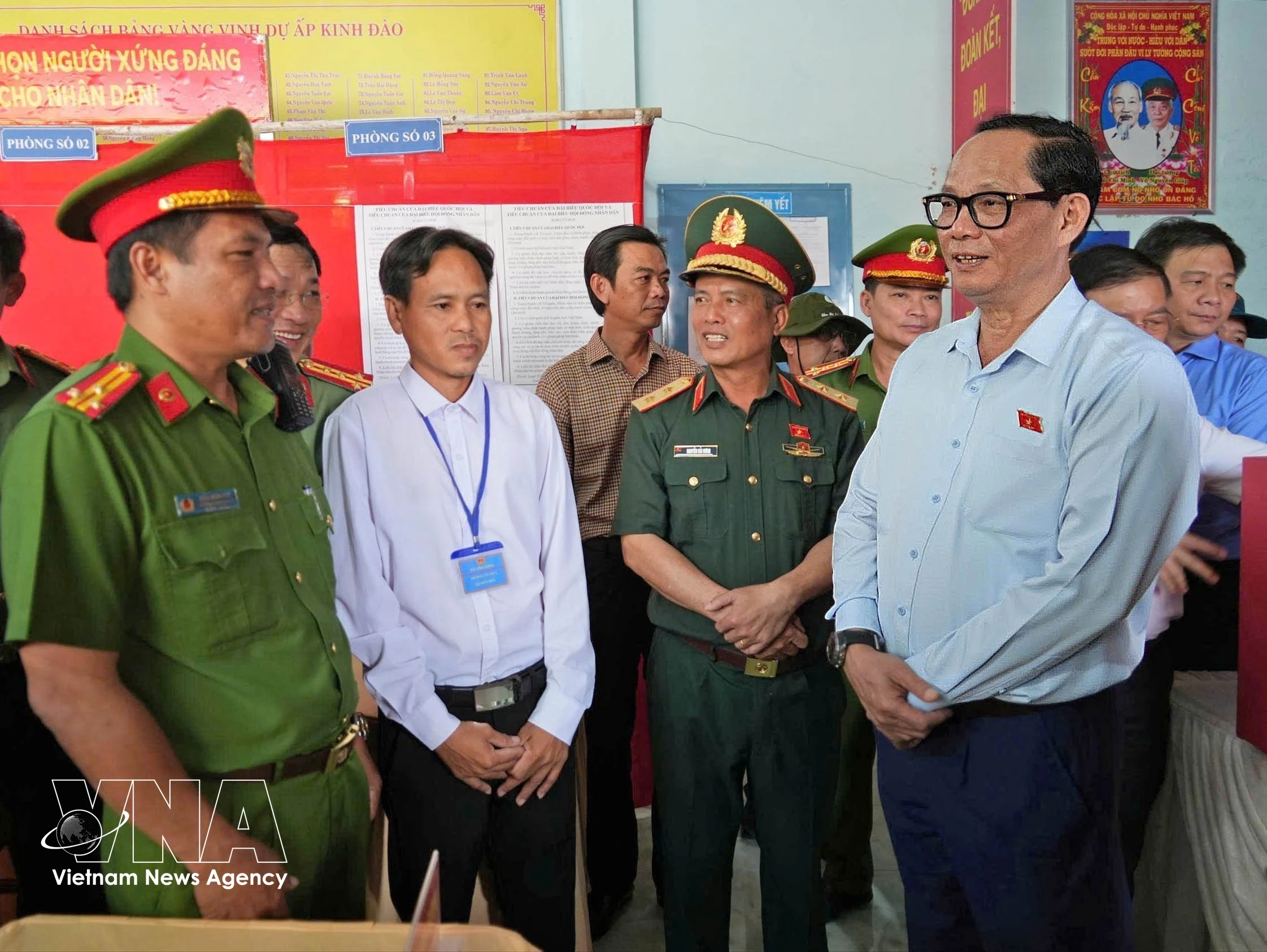 Le vice-président de l’Assemblée nationale Tran Quang Phuong (à droite) inspecte les préparatifs électoraux au bureau de vote n°1 (hameau Kenh Dao, commune de Dat Mui). Photo : VNA