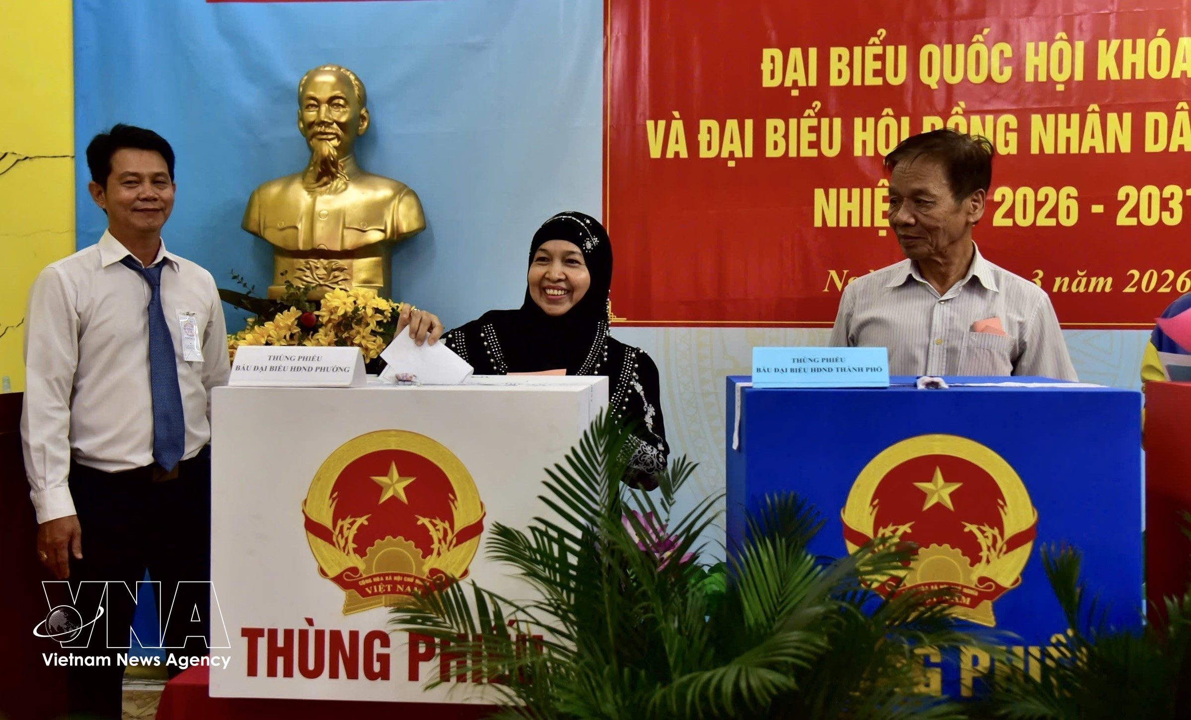 Des électeurs cham votent au bureau de vote n° 26, quartier de Gia Dinh, à Ho Chi Minh-Ville, le 15 mars 2026. Photo : VNA