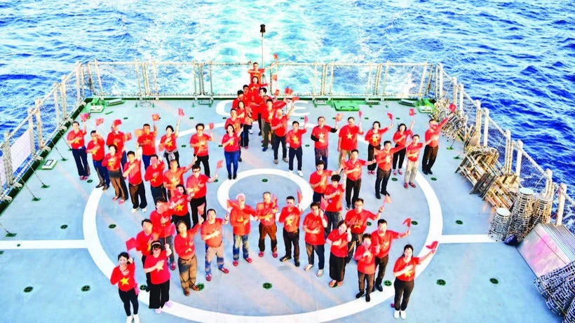 Une délégation de Vietnamiens d'outre-mer rend visite aux militaires et aux civils du district insulaire de Truong Sa et à la plateforme DK1 à bord du « Navire de la Grande Union ». Photo : VNA.