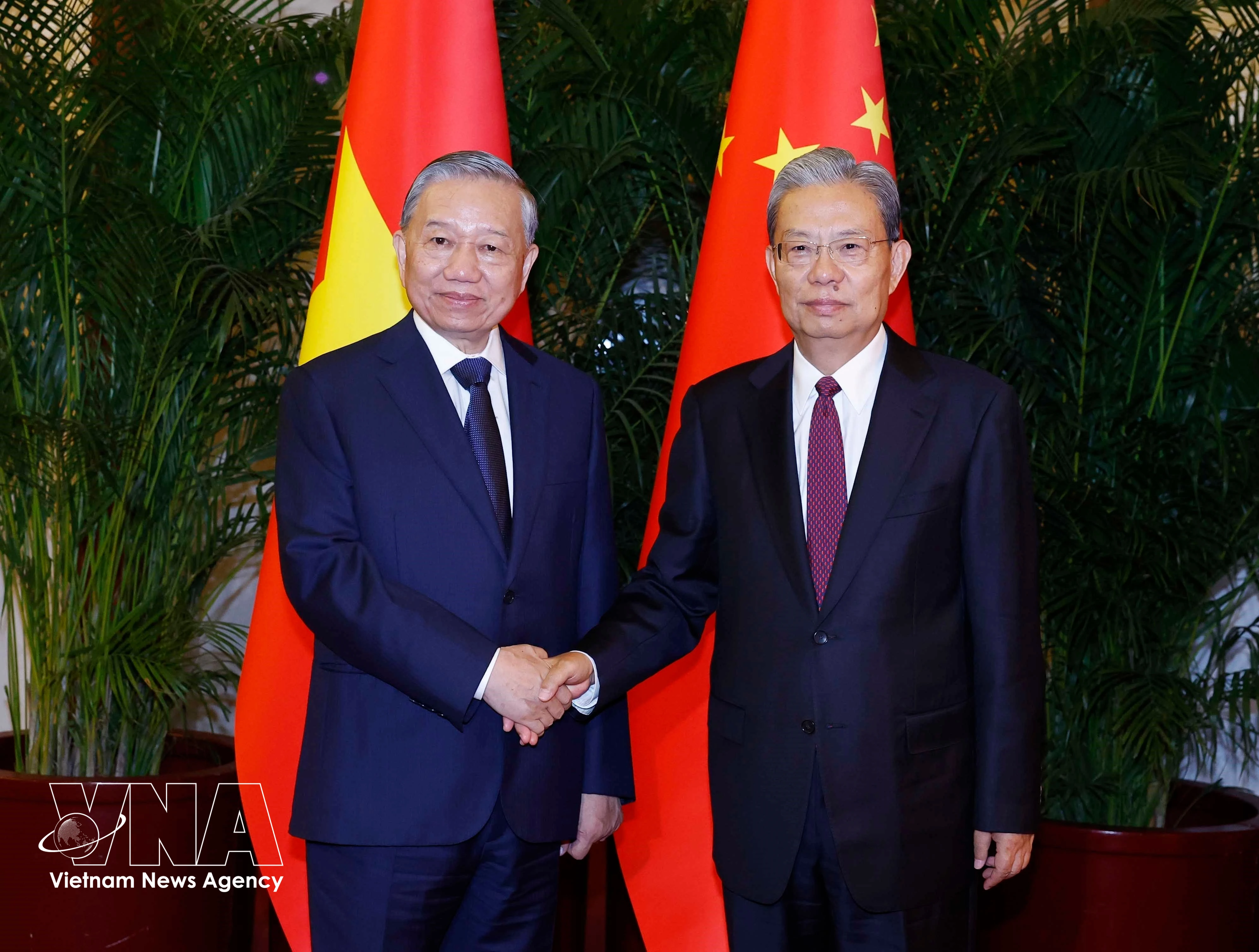 Le dirigeant To Lam (à gauche) et Zhao Leji, président du Comité permanent de l’Assemblée populaire nationale de Chine. Photo: VNA