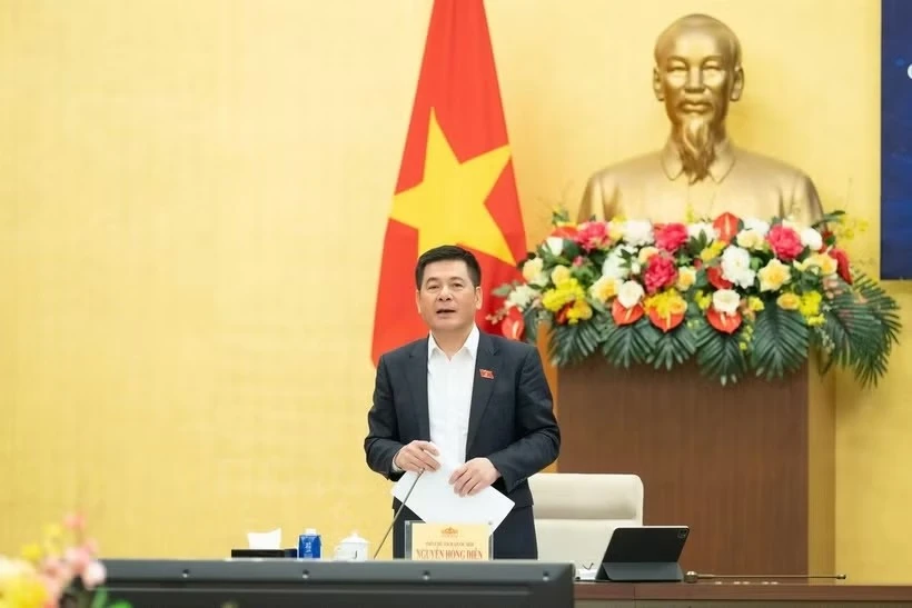 Nguyen Hong Dien, membre du Comité central du Parti et vice-président de l’Assemblée nationale, s’exprime lors de la réunion. Photo : Portail électronique de l’Assemblée nationale