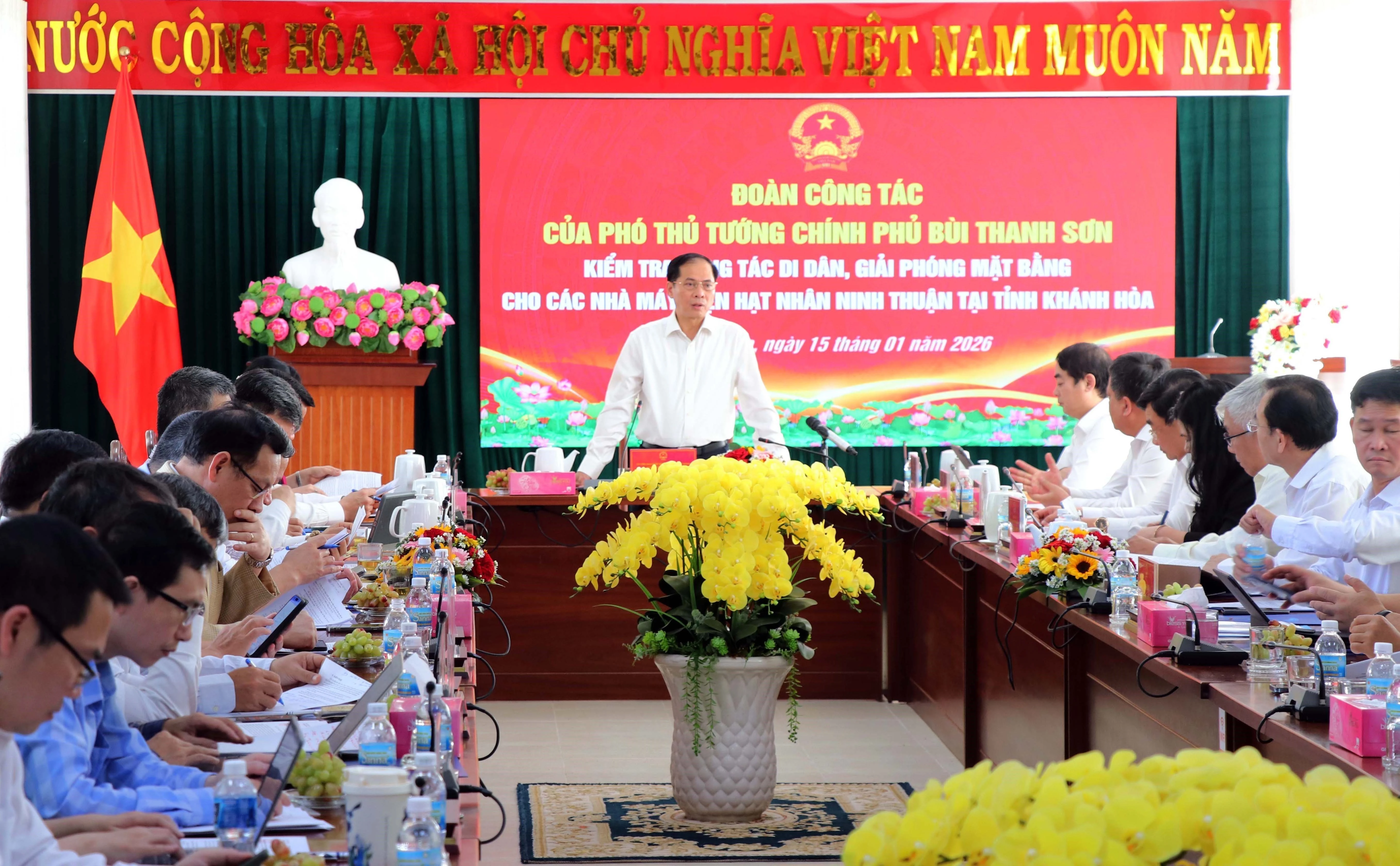 Le vice-Premier ministre Bui Thanh Son s'exprime lors de la réunion. Photo: VNA