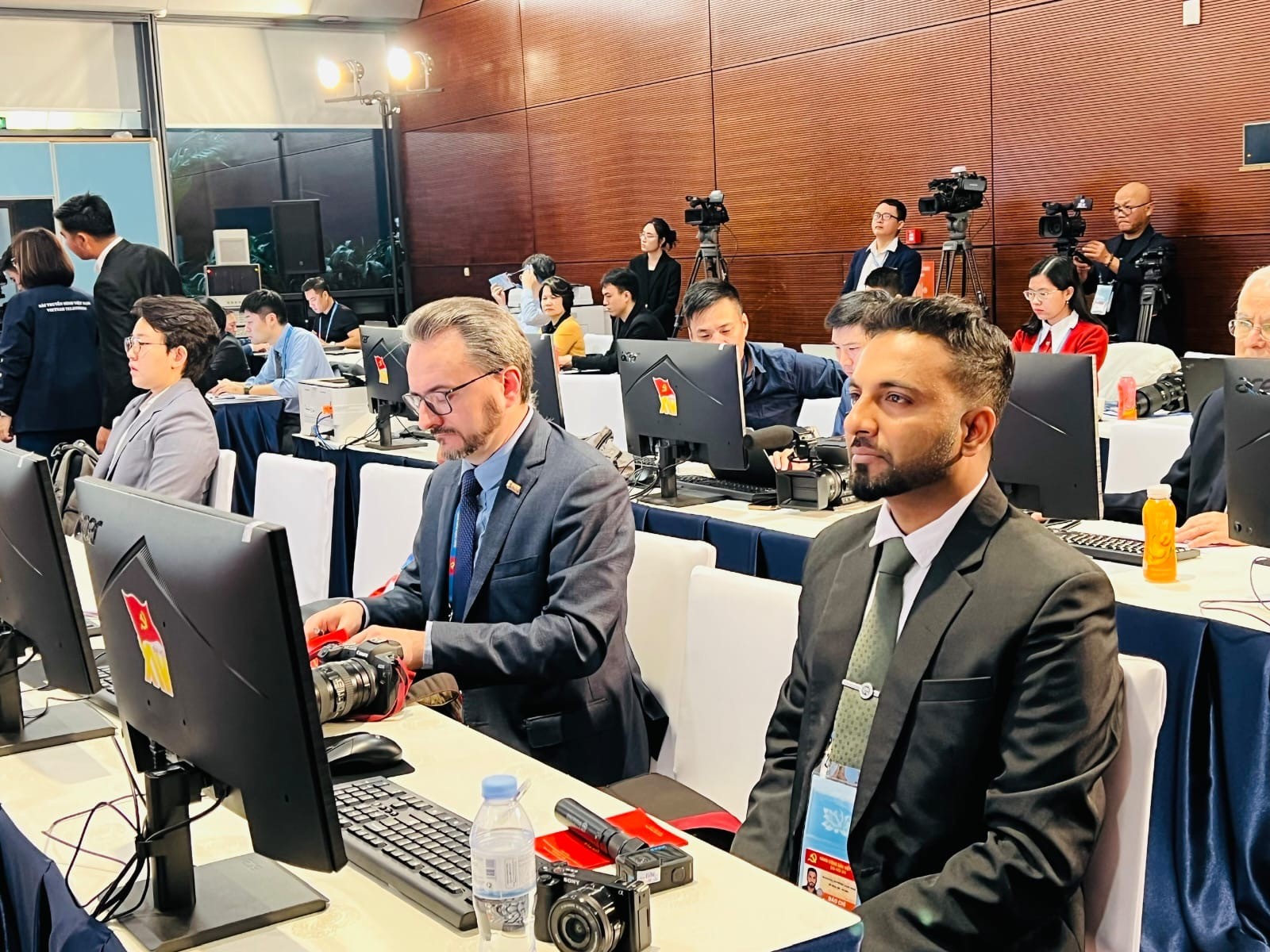 Des représentants internationaux assistent au 14e Congrès national du PCV au Centre national des congrès. Photo : VNA