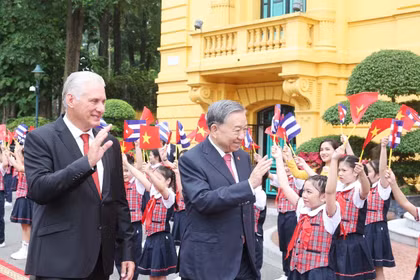 Le secrétaire général du Comité central du Parti communiste du Vietnam To Lam (droite) et le premier secrétaire du Comité central du Parti communiste de Cuba et président de Cuba, Miguel Díaz-Canel Bermúdez, lors de sa visite d'Etat au Vietnam en septembre 2025. Photo: VNA