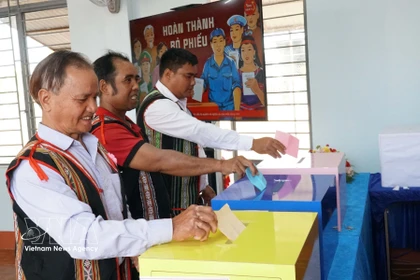 Des personnes issues des minorités ethniques dans la province de Gia Lai se sont rendues aux urnes le 15 mars. Photo : VNA