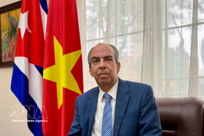 L'ambassadeur cubain Rogelio Polanco Fuentes répond à une interview de la VNA. Photo : VNA