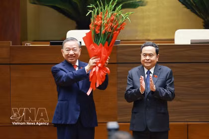 Le président de l'Assemblée nationale, Tran Thanh Man (droite), offre des fleurs au secrétaire général et président To Lam. Photo : VNA.
