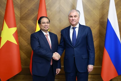 Le Premier ministre vietnamien Pham Minh Chinh (gauche) et le président de la Douma d’État russe, Viatcheslav Volodine. Photo: VNA