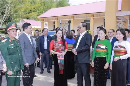 Le vice-président de l'Assemblée nationale, Tran Quang Phuong, inspecte les conditions de vote au bureau de vote n° 10, village de Tan Thanh. Photo : VNA