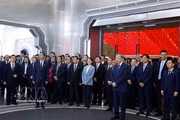 Le haut dirigeant Tô Lâm et la haute délégation vietnamienne en visite au Centre Chine–ASEAN de coopération pour l’innovation en intelligence artificielle à Nanning. Photo: VNA