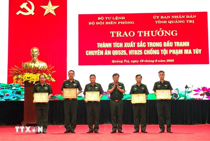 Le Commandement des gardes-frontières décerne des certificats de mérite à cinq groupes et dix personnes pour leurs réalisations exceptionnelles dans les opérations QB525 et HT825. Photo : Vo Dung/VNA 