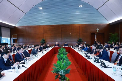 Les délégués tiennent des discussions en groupes. Photo : VNA