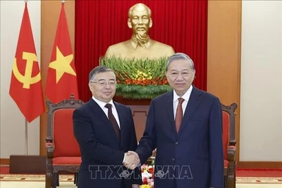 Le secrétaire général du Parti communiste du Vietnam, To Lam (droite), reçoit Li Shulei, membre du Bureau Politique, secrétaire du Secrétariat et chef du Département de l’information du Comité central du Parti communiste chinois. Photo : VNA