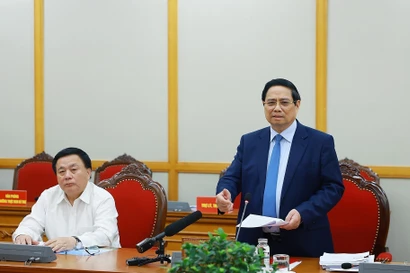 Le groupe de travail n°2 du Bureau politique, dirigé par le Premier ministre Pham Minh Chinh, a tenu le 28 août à Hanoï, une séance de travail avec les Permanence du Parti de la ville de Hai Phong et de la province de Quang Ngai. Photo : VNA