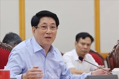 Le président Luong Cuong a présidé le 28 août à Hanoï une séance de travail avec les Permanences des Comités du Parti de la province de Cao Bang et de la ville de Huê. Photo : VNA