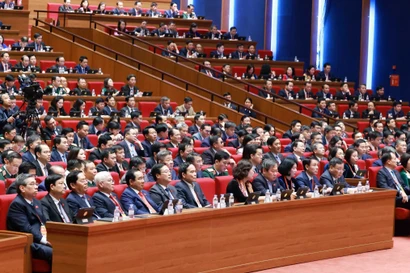 Le débat sur les projets de Documents du 14e Congrès national du Parti communiste du Vietnam. Photo : VNA
