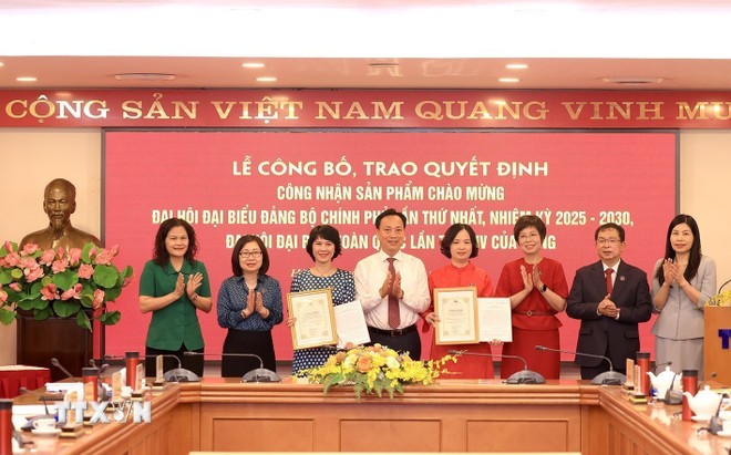 Lại Xuân Lâm, secrétaire adjoint du Comité du Parti du gouvernement, a adressé ses félicitations à l’ensemble des cadres, membres du Parti et travailleurs de la VNA. Photo : VNA