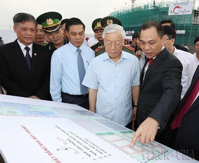 Le 14 novembre 2017, l'homme d'affaires Pham Nhat Vuong, président du groupe Vingroup, présente au secrétaire général du Parti, Nguyen Phu Trong, le plan directeur de l'usine VINFAST à Hai Phong. Photo : VNA anh-5.jpg