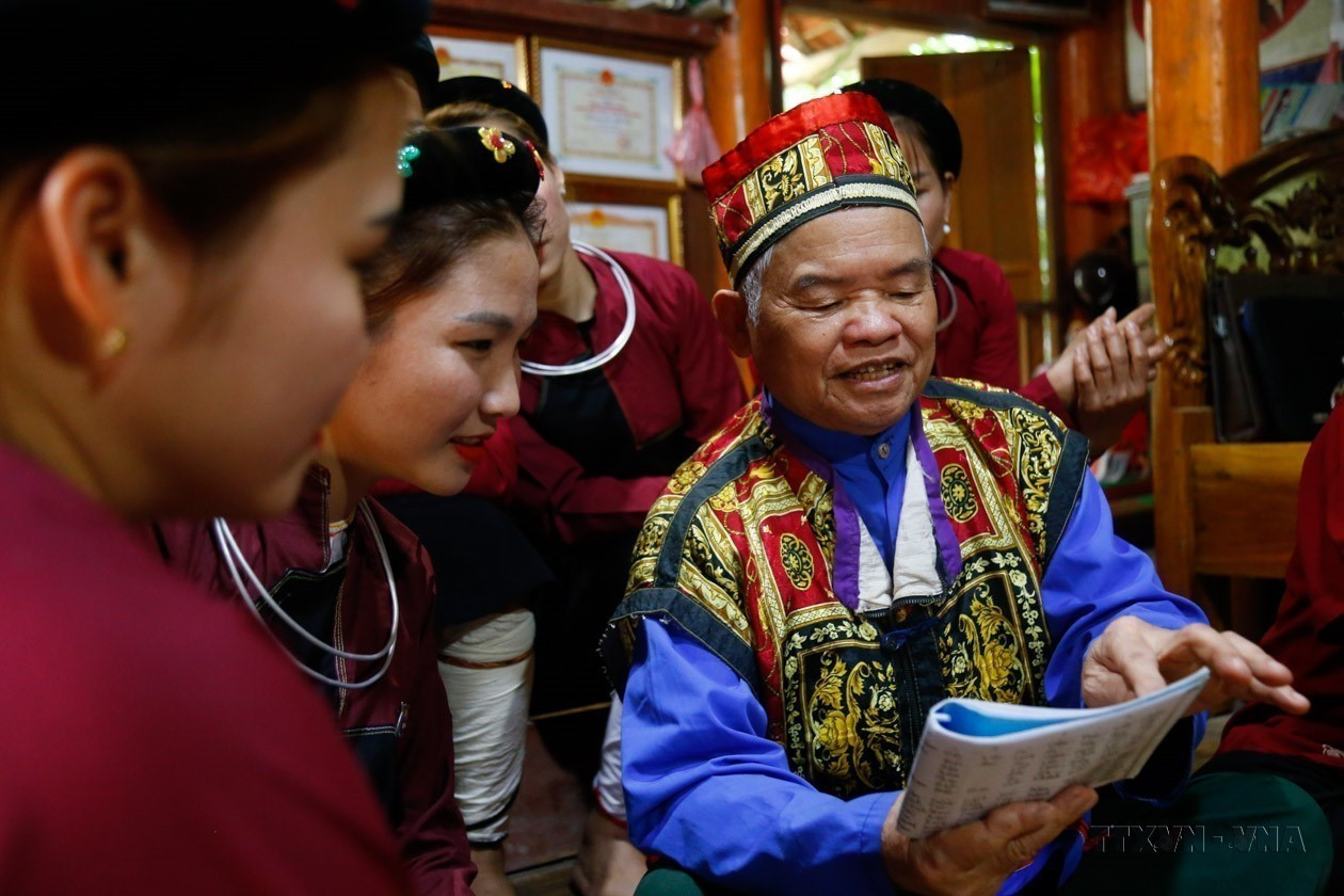 À 76 ans, l'Artisan du peuple Sâm Van Dun, de l’ethnie Cao Lan, consacre son énergie à l’étude, à la restauration et à la préservation des valeurs culturelles de son ethnie, intégrant ainsi l’essence culturelle des Cao Lan à la vie sociale. Photo : VNA anh-7.jpg