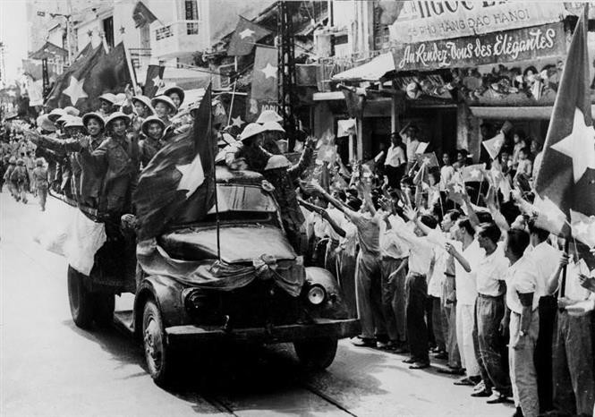 Le matin du 10 octobre 1954, les unités de l'armée vietnamienne font une entrée triomphale dans la capitale libérée, empruntant ses portes emblématiques. Elles sont accueillies par une foule exubérante de 200 000 Hanoïens, brandissant une marée de drapeaux et de fleurs. Photo: Archives anh-1-avatar.jpg