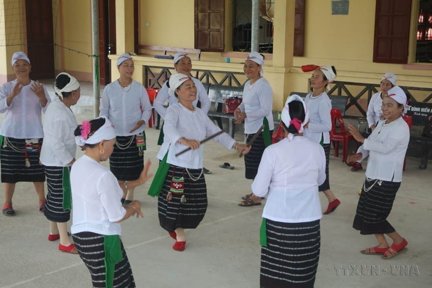 Des personnes âgées, membres de clubs de gongs, de chants, de danses et de tissage, se produisent régulièrement pour préserver la culture de l’ethnie Thô à Nghê An. Photo : VNA anh-6.jpg