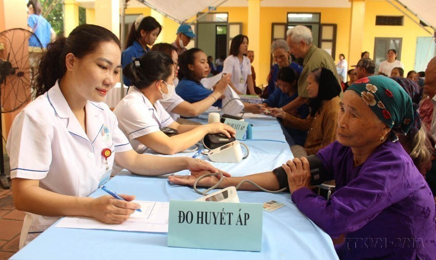 Programme d’examens médicaux pour plus de 5.000 habitants de plus de 70 ans dans la commune de Da Phúc, Hanoï. Photo : VNA anh-4.jpg