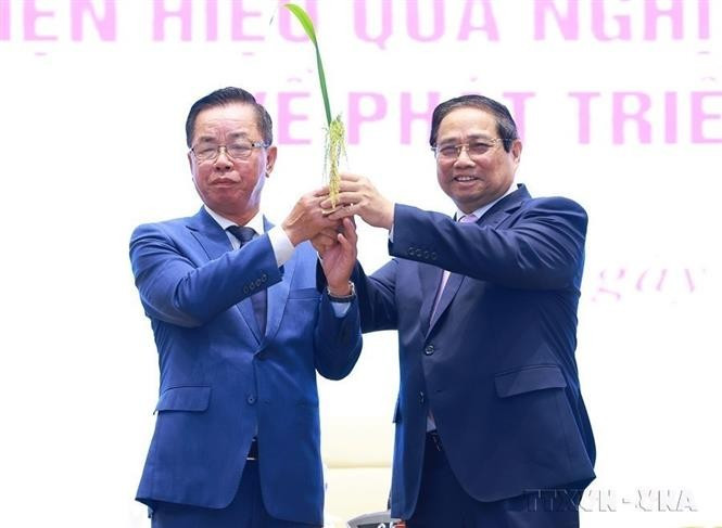 Une entreprise agricole de Thai Binh fait don d'une nouvelle variété de riz au Premier ministre Pham Minh Chinh lors d'un colloque sur l'application de la Résolution 68-NQ/TW du Politburo concernant le développement de l'économie privée. Photo : VNA anh-6.jpg