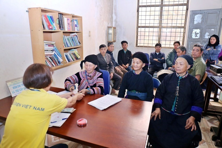 Paiement mensuel des pensions et des allocations de sécurité sociale aux personnes âgées au bureau de poste de la commune de Nam Dich, province de Tuyên Quang. Photo : VNA anh-5.jpg