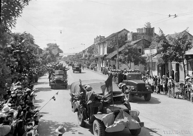 À 6h du matin, le régiment de la Capitale, parti de la porte Ô Câu Giây, pénètre par la porte Sud. Photo : Archives anh-2.jpg