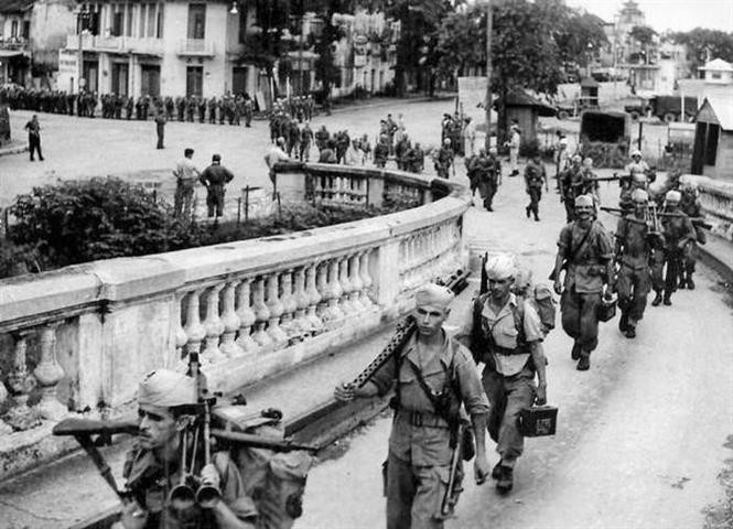 L'après-midi du 9 octobre 1954, les derniers soldats français s'e retirent, empruntant le pont Long Biên pour rejoindre Hai Phong. Photo : Archives anh-7.jpg