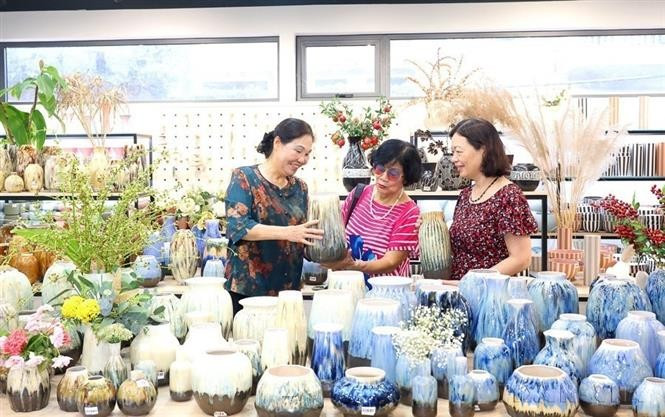 Ha Thi Vinh (première à gauche), présidente de l'Association des métiers d'art et des villages artisanaux de Hanoï, est également directrice de la société des céramiques Quang Vinh. Forte de plus de trois décennies d'expérience dans l'exportation de céramiques, cette société emploie plus de 700 personnes, positionnant Quang Vinh comme une référence majeure dans l'industrie céramique vietnamienne. Photo : VNA anh-9.jpg