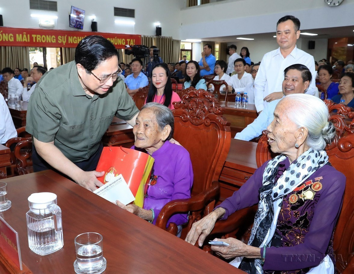 Le Premier ministre Pham Minh Chinh rend visite à des Mères héroïnes vietnamiennes et leur offre des cadeaux à l'occasion du Nouvel An lunaire, le 4 février 2024, à Cân Tho. Photo : VNA anh-1-avatar.jpg